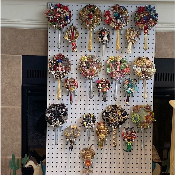 “KISS me it’s Christmas” Nod to Busy Moms Large 5” Hand Mirror $98 - Picture 2 of 5